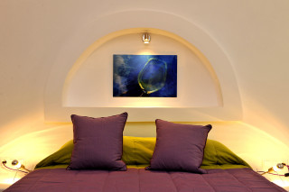 a purple bed in Ammos villa